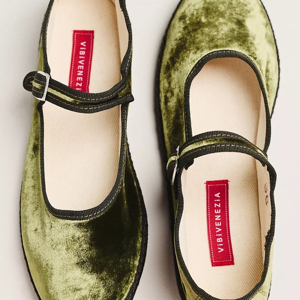 NWOT ViBi Venezia Olive Velvet Mary Jane Flats